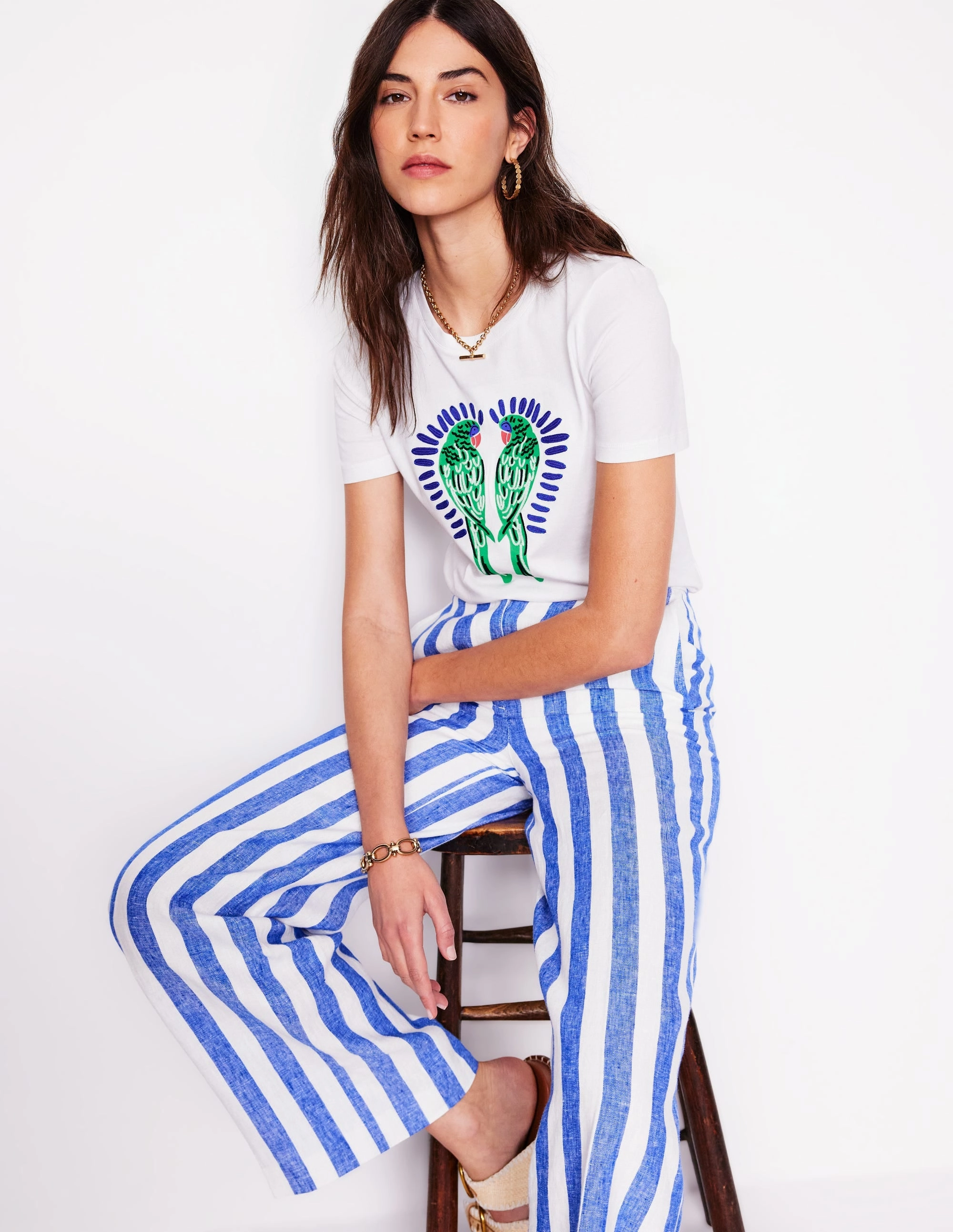 Relaxed Novelty T-Shirt-White, Parrot High Collar Design Moisture Management Fabric