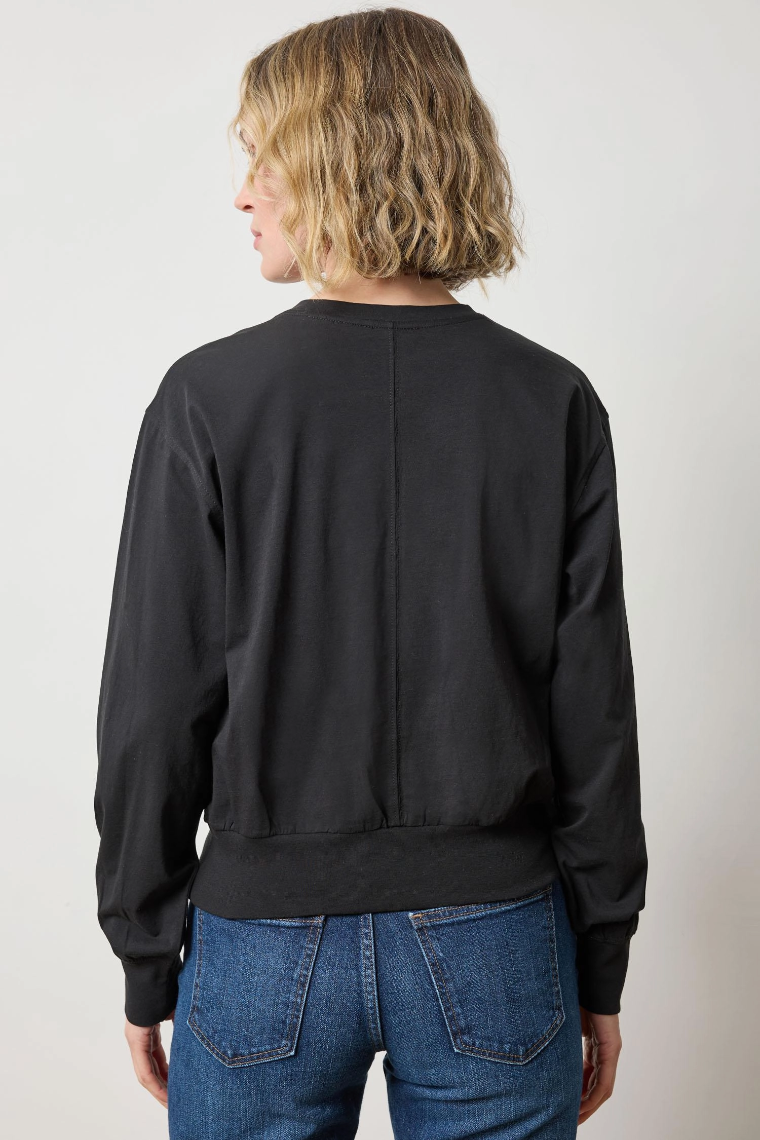 Ribbed Trim Easy Crew Shirt in Black Breathable Ventilation
