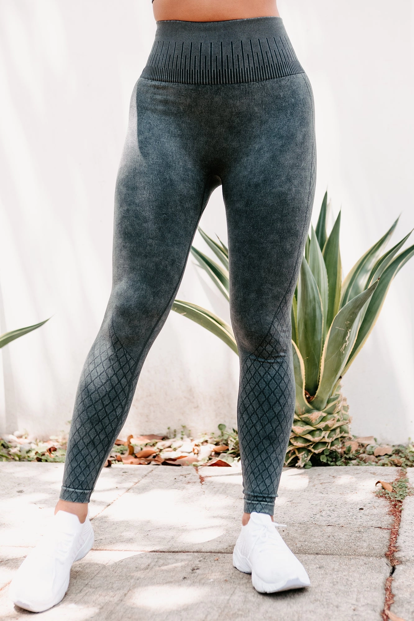 LightweightDesign Quick-Dry Impossible To Ignore Seamless Mineral Washed Leggings (Black)