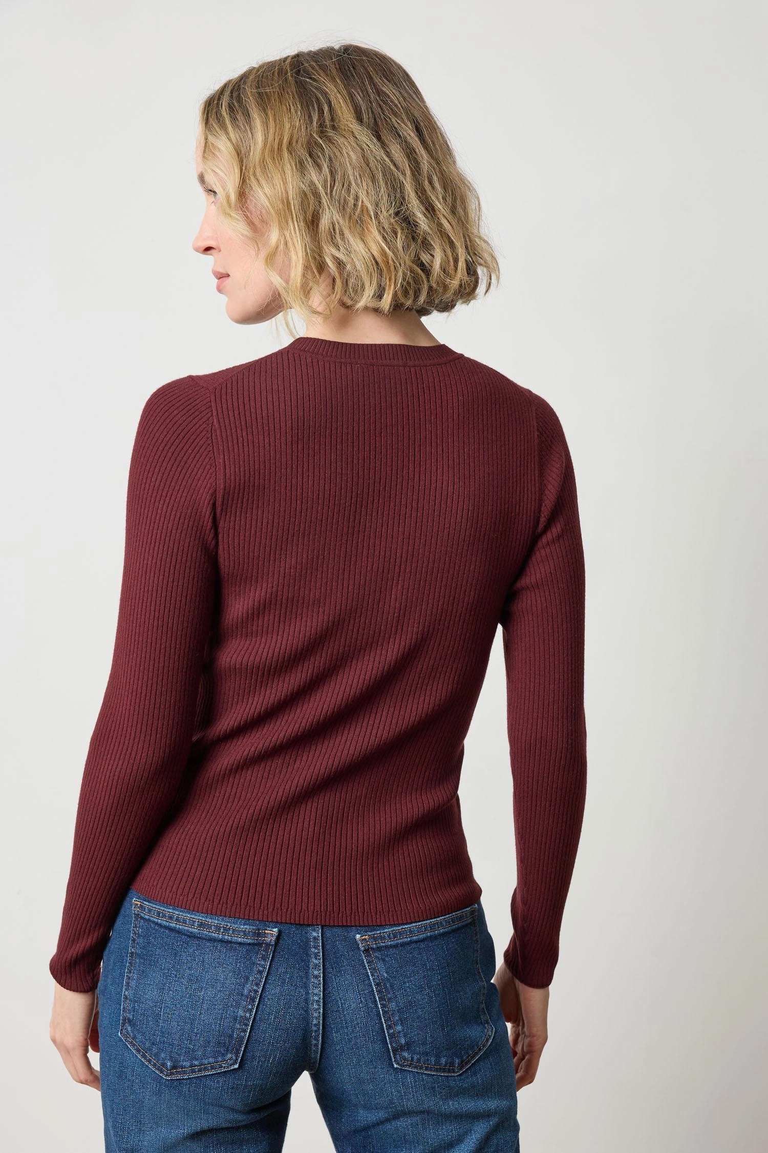 SustainableBlend MultiPanelConstruction Fitted Crewneck Sweater in Dark Cherry