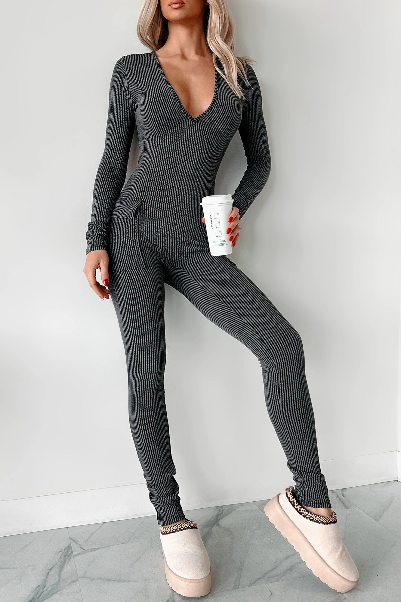 Comfortable texture Smart and Stylish Beautiful Curves Ribbed Cut-Out Back Jumpsuit (Black)