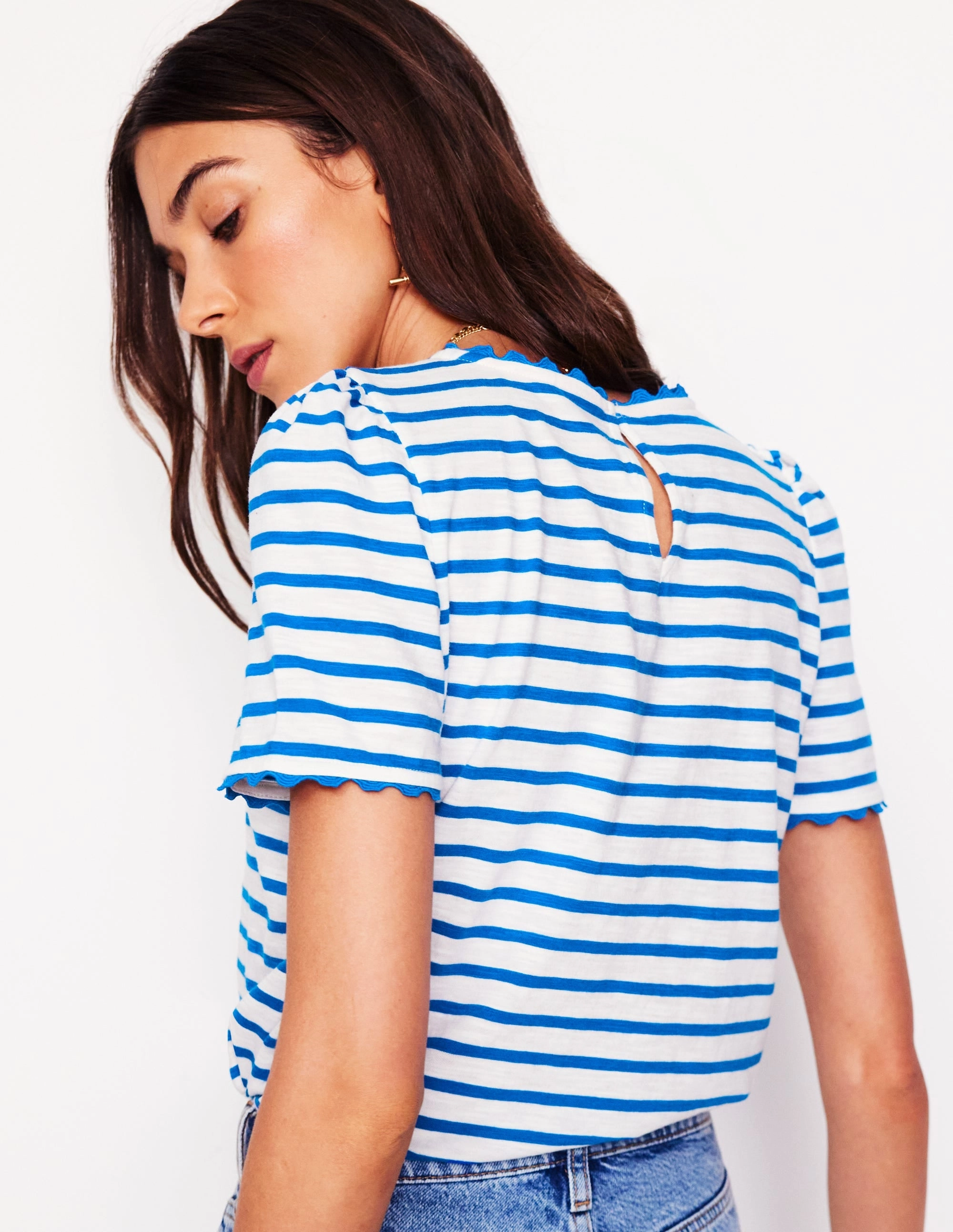 FadeResistantTechnology Raw Edge Detail Ali Ricrac T-shirt-Ivory, Gallery Blue