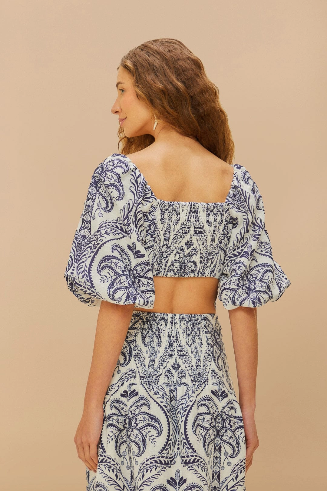 Tropical Cameo Blouse in Off-White ConvertibleCollar Elasticized Waistband