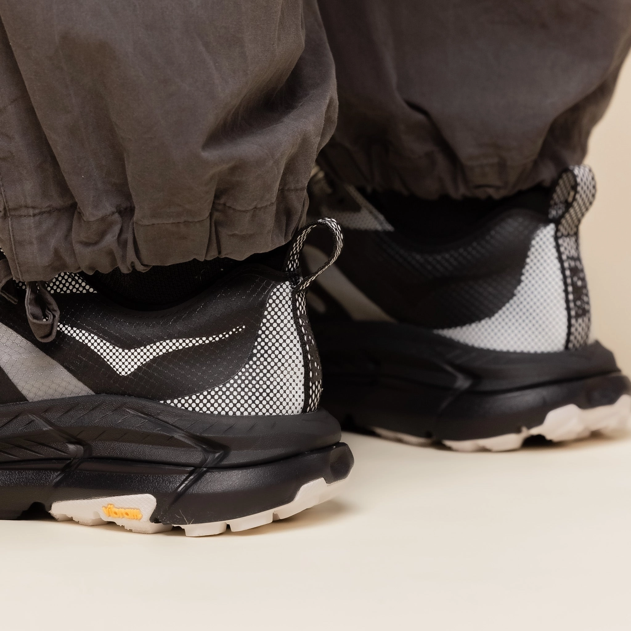 Hoka - Stealth Tech Mafate Speed 4 Lite - Black / White