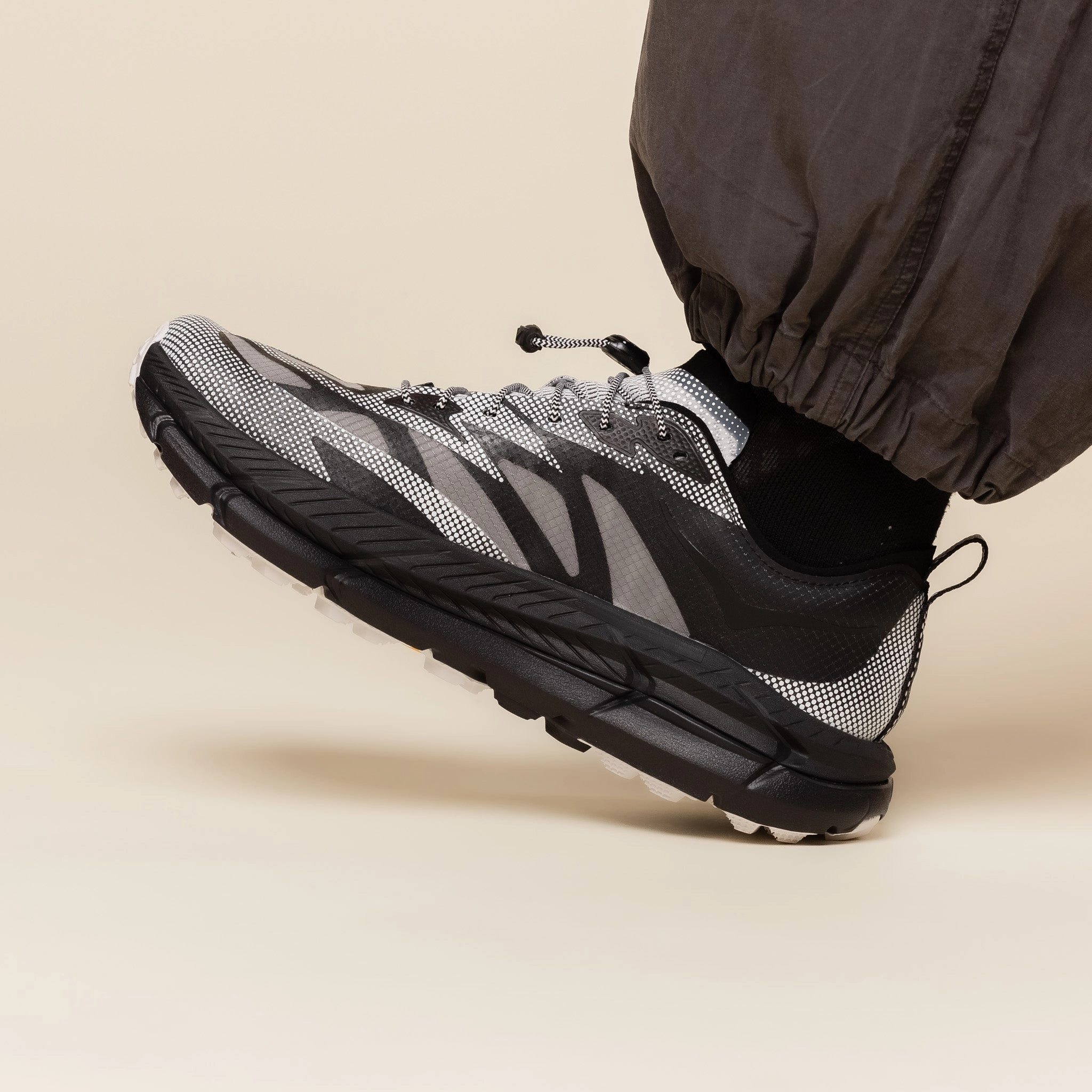 Hoka - Stealth Tech Mafate Speed 4 Lite - Black / White