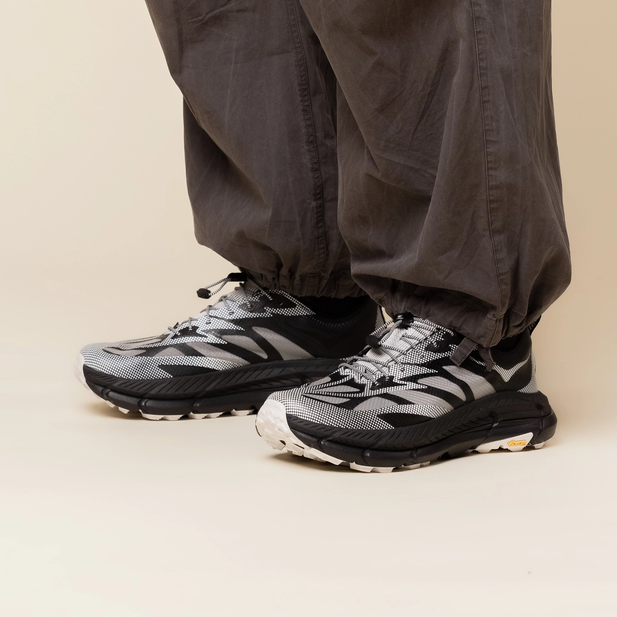 Hoka - Stealth Tech Mafate Speed 4 Lite - Black / White