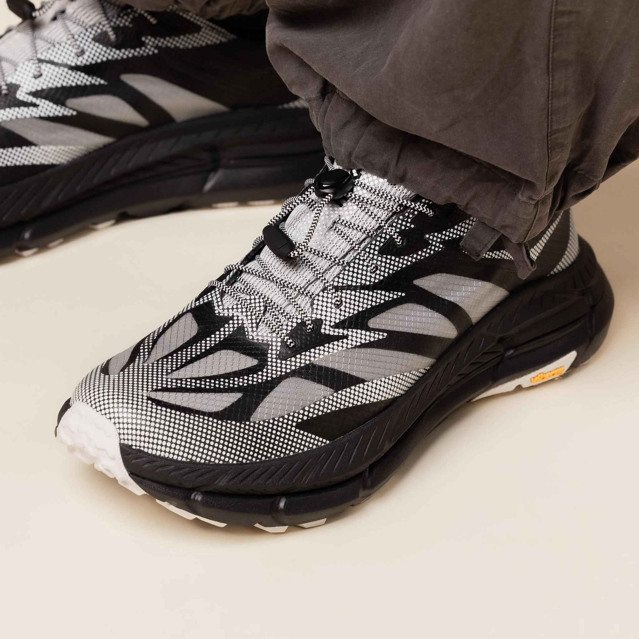 Hoka - Stealth Tech Mafate Speed 4 Lite - Black / White