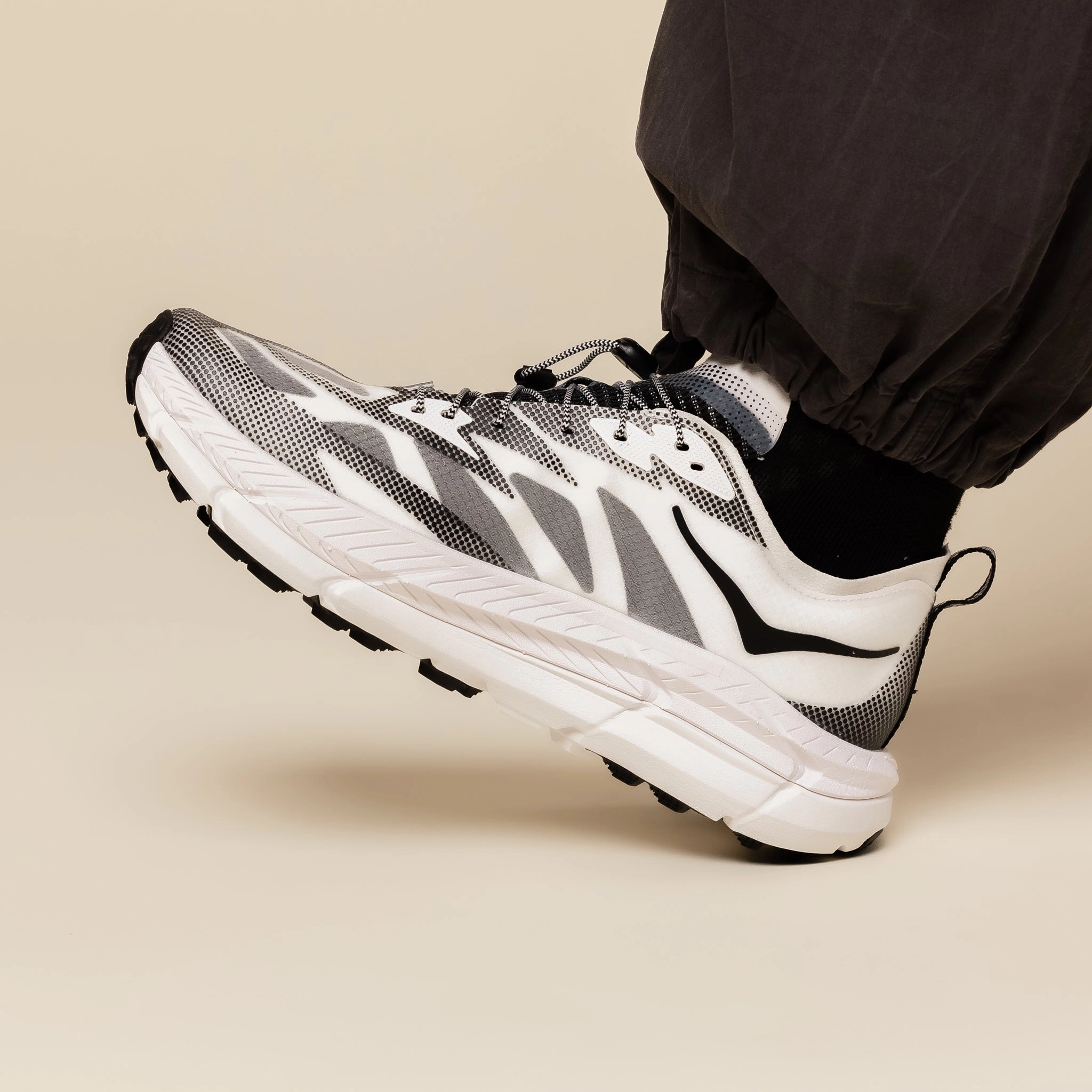 Hoka - Stealth Tech Mafate Speed 4 Lite - White / Black