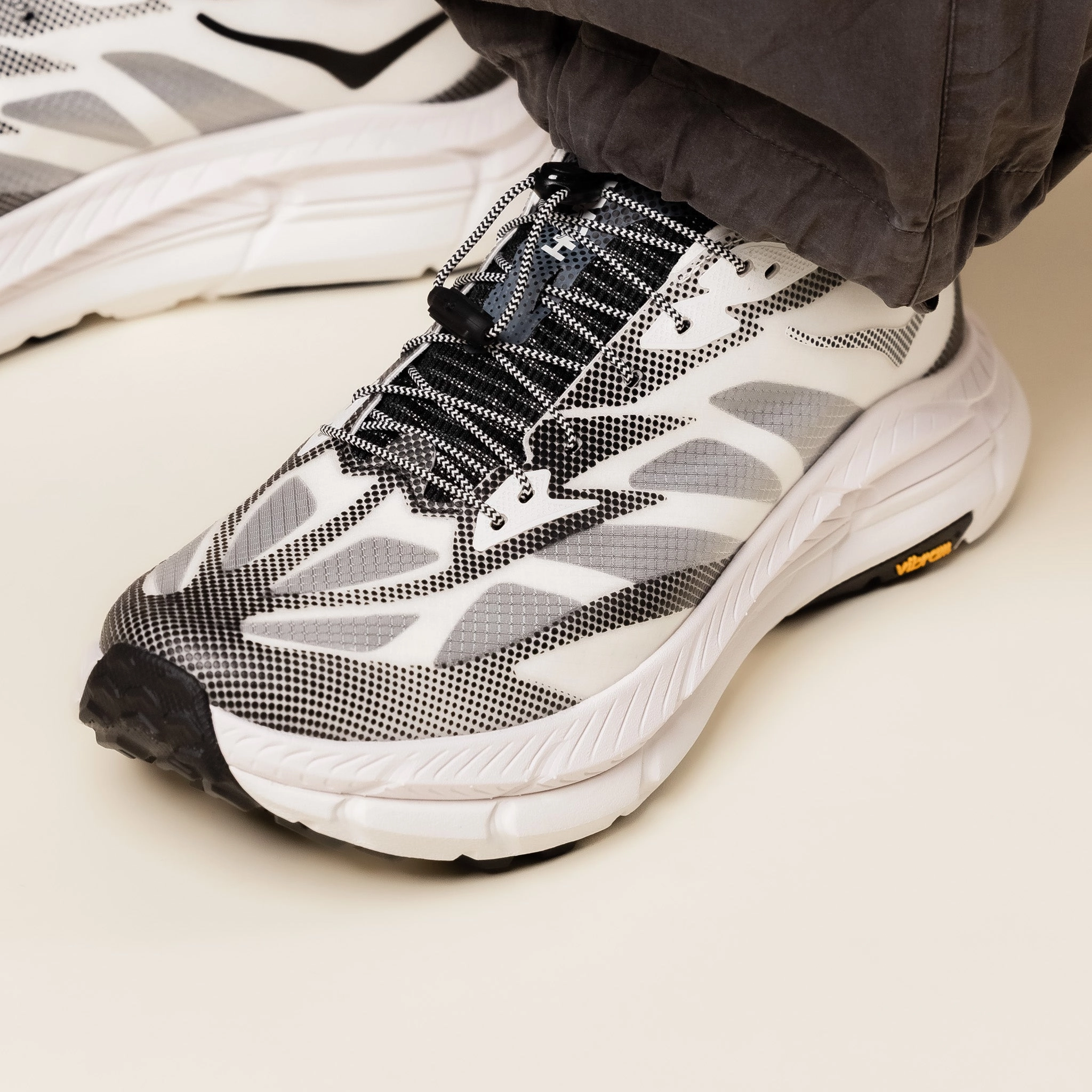 Hoka - Stealth Tech Mafate Speed 4 Lite - White / Black