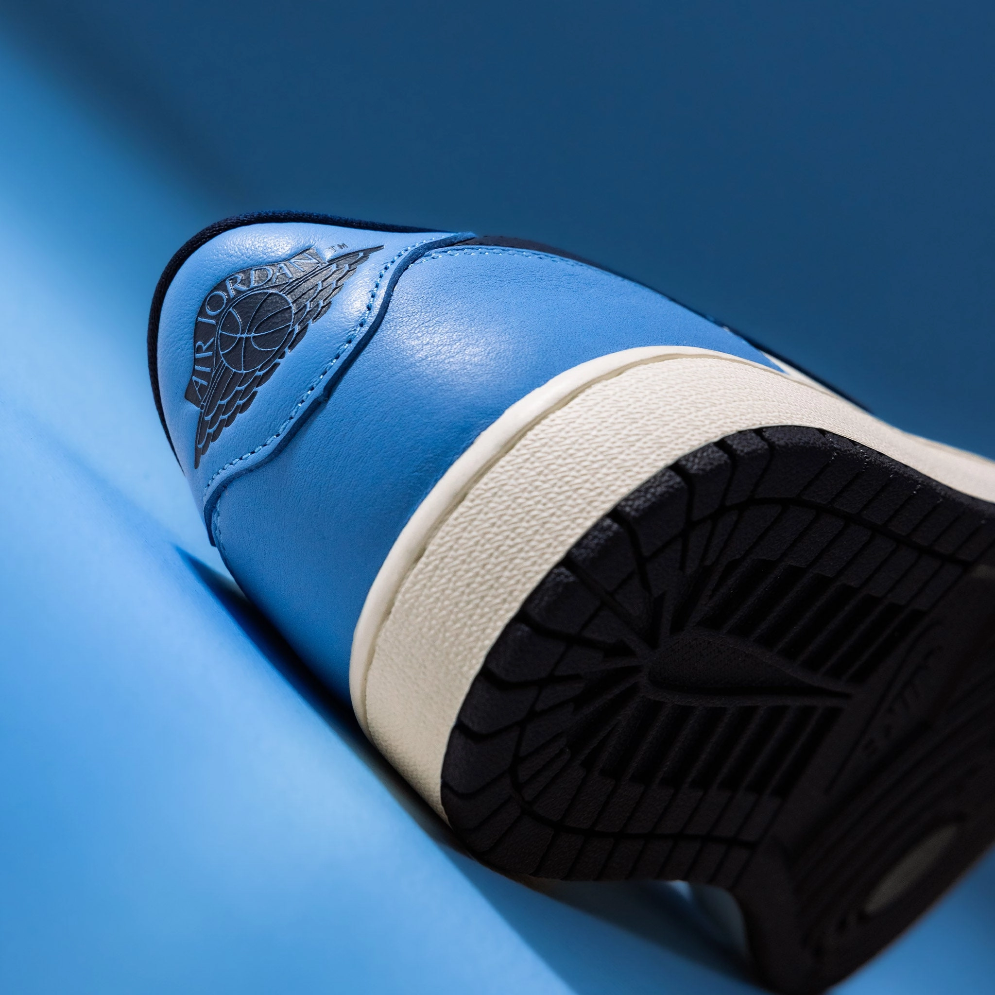 Jordan 1 Low OG Obsidian UNC