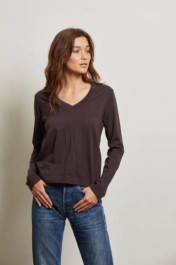 Minimalist Silhouette Cut Sinatra Ringspun Cotton Long Sleeve V-Neck in Cocoa