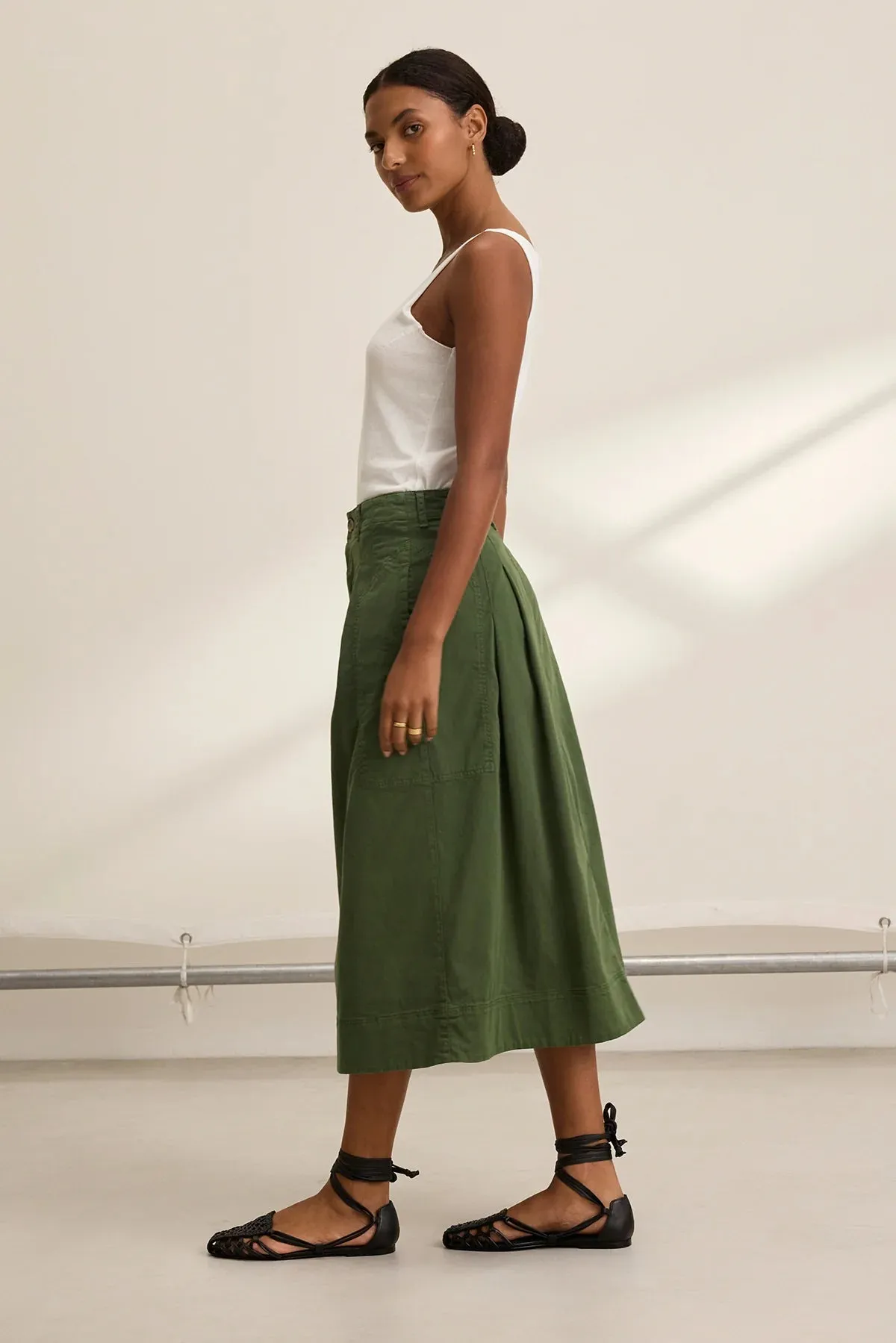 Vibrant Flow Stretch Comfort Lilian Skirt in Olive