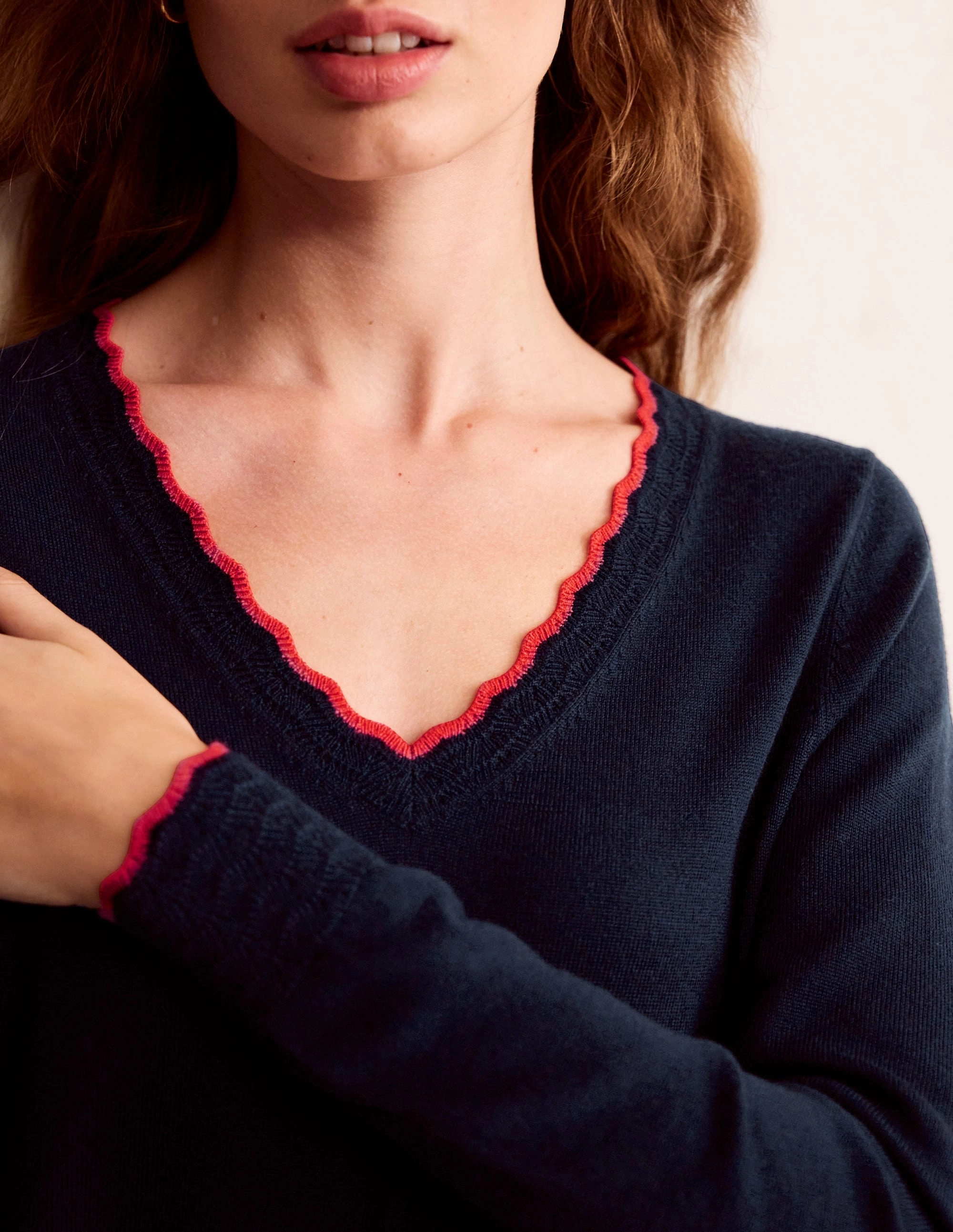 Smart Fit LowImpact Knitting Merino Scallop V-Neck Jumper-Navy