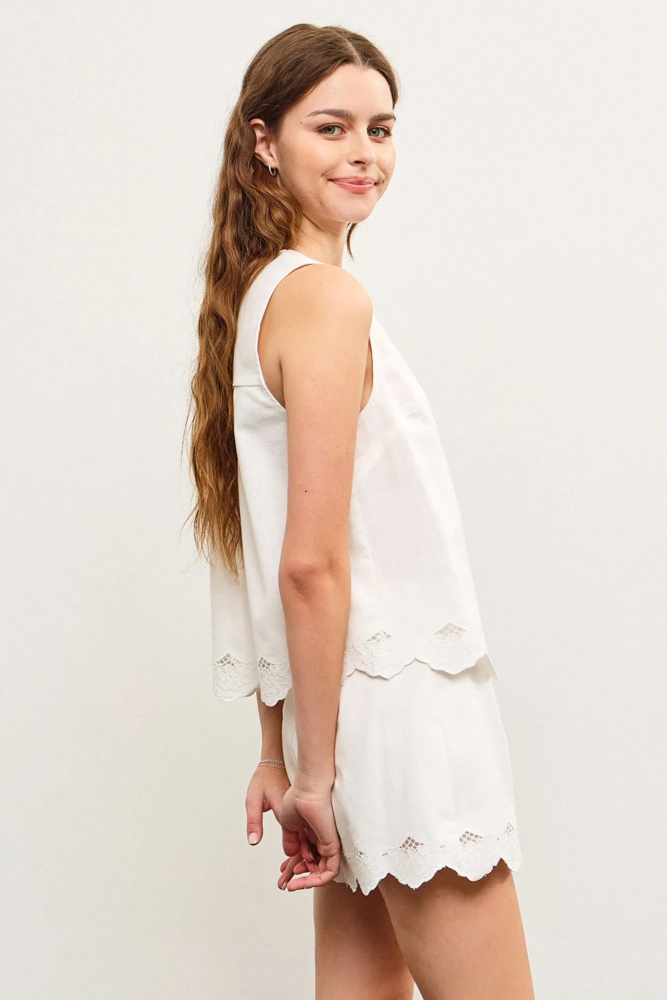 NORA SCALLOP EMBROIDERED EDGE TOP Ultra Soft Texture