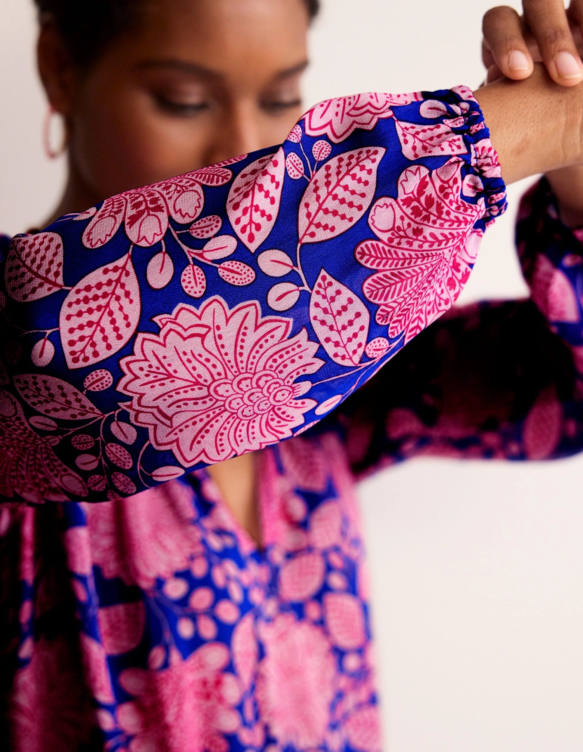 Quick Access Zipper Rolled Hem Finish Grace Top-Surf The Web, Gardenia Swirl