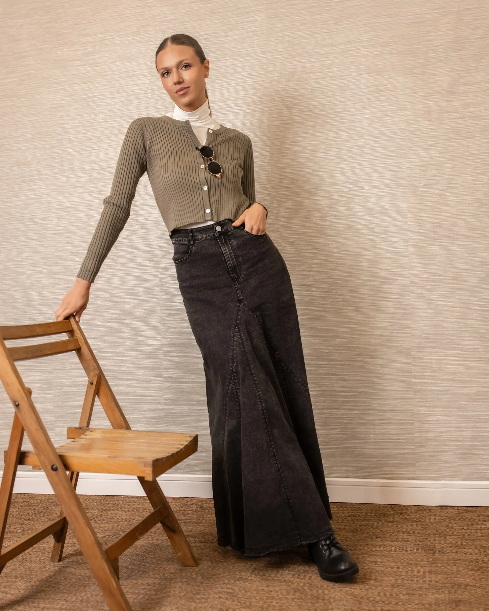 CompressionFitFabric Flared Denim Skirt| Black