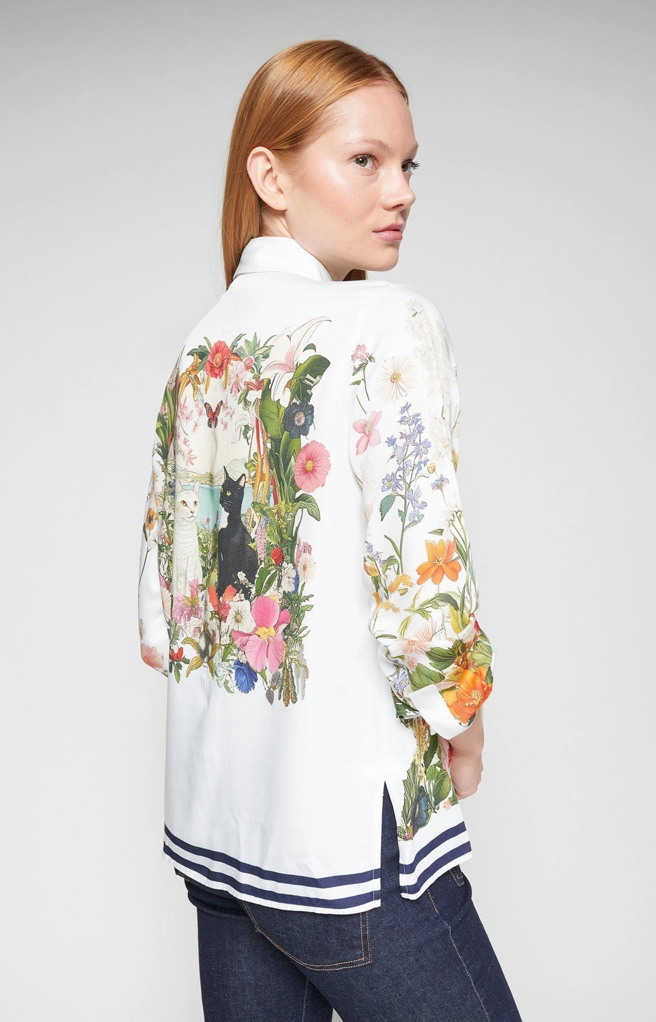 Durable Stitching Wrinkle Resistant Finish Tea Blouse in White Gatos Print