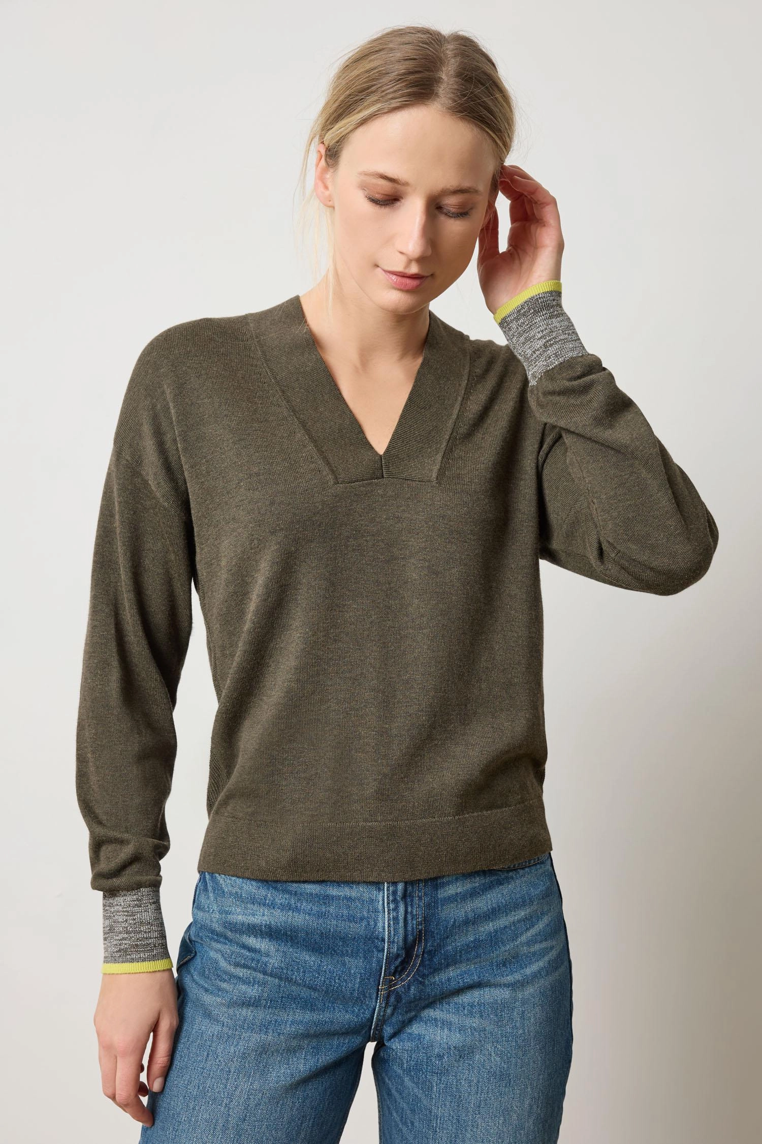 UniversalFit V-Neck Pullover Sweater in Fir