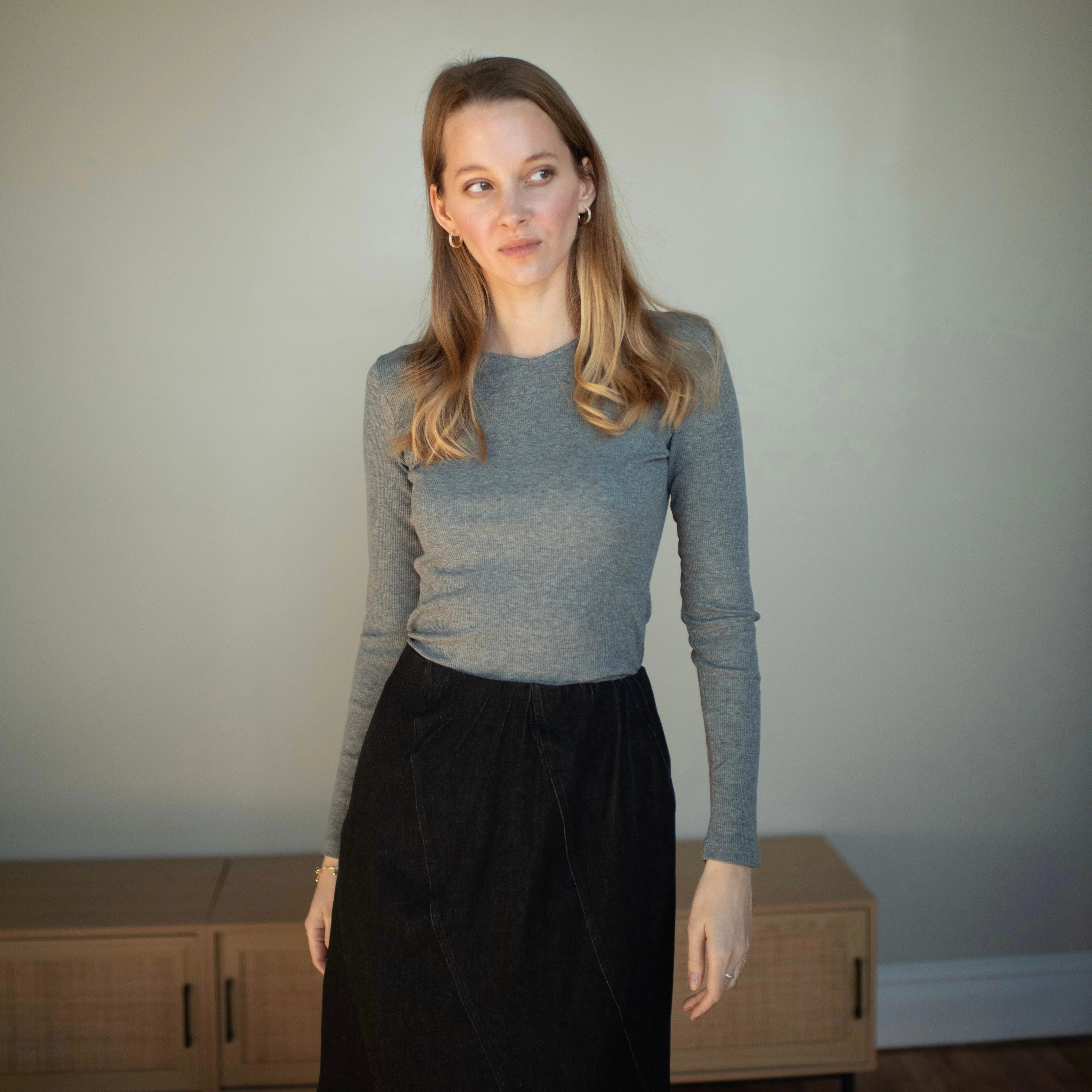 Adjustable Hemline ContrastStitching Ribbed V-neck Tee | Charcoal