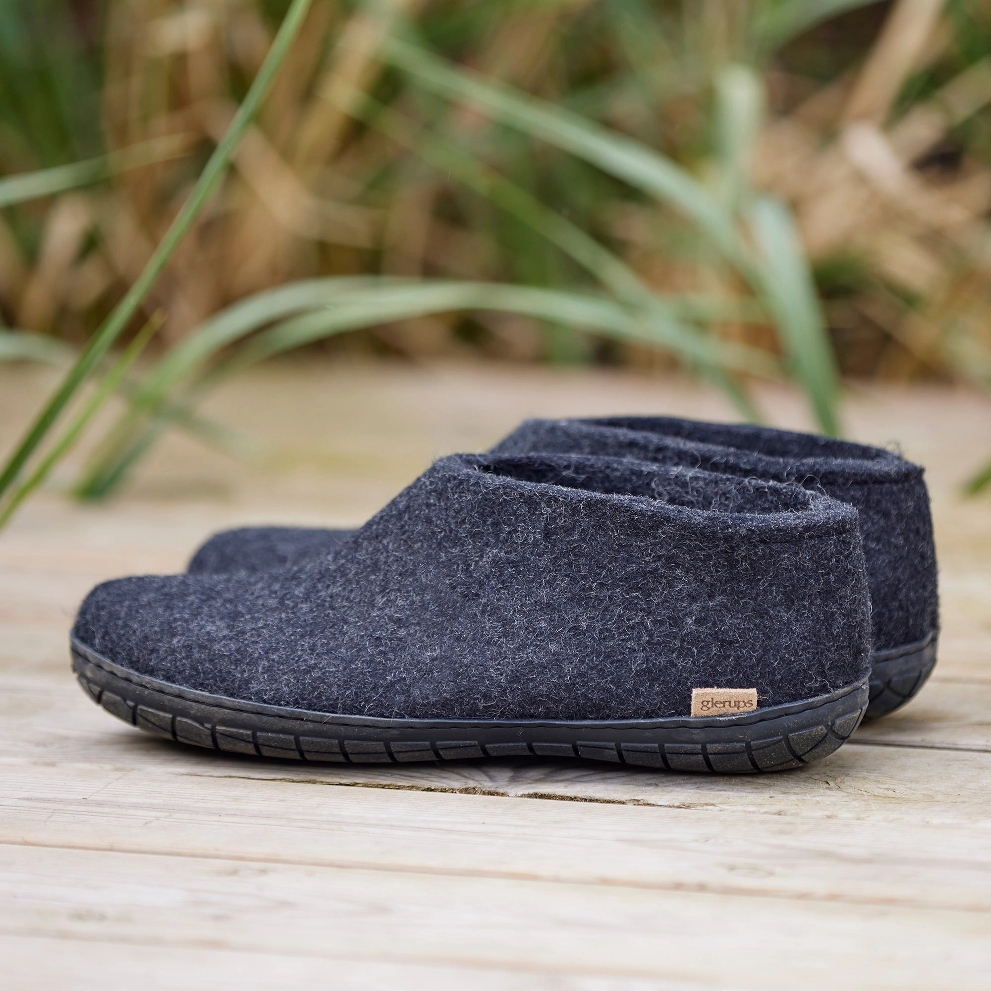 Shoe with natural rubber sole - black - Charcoal