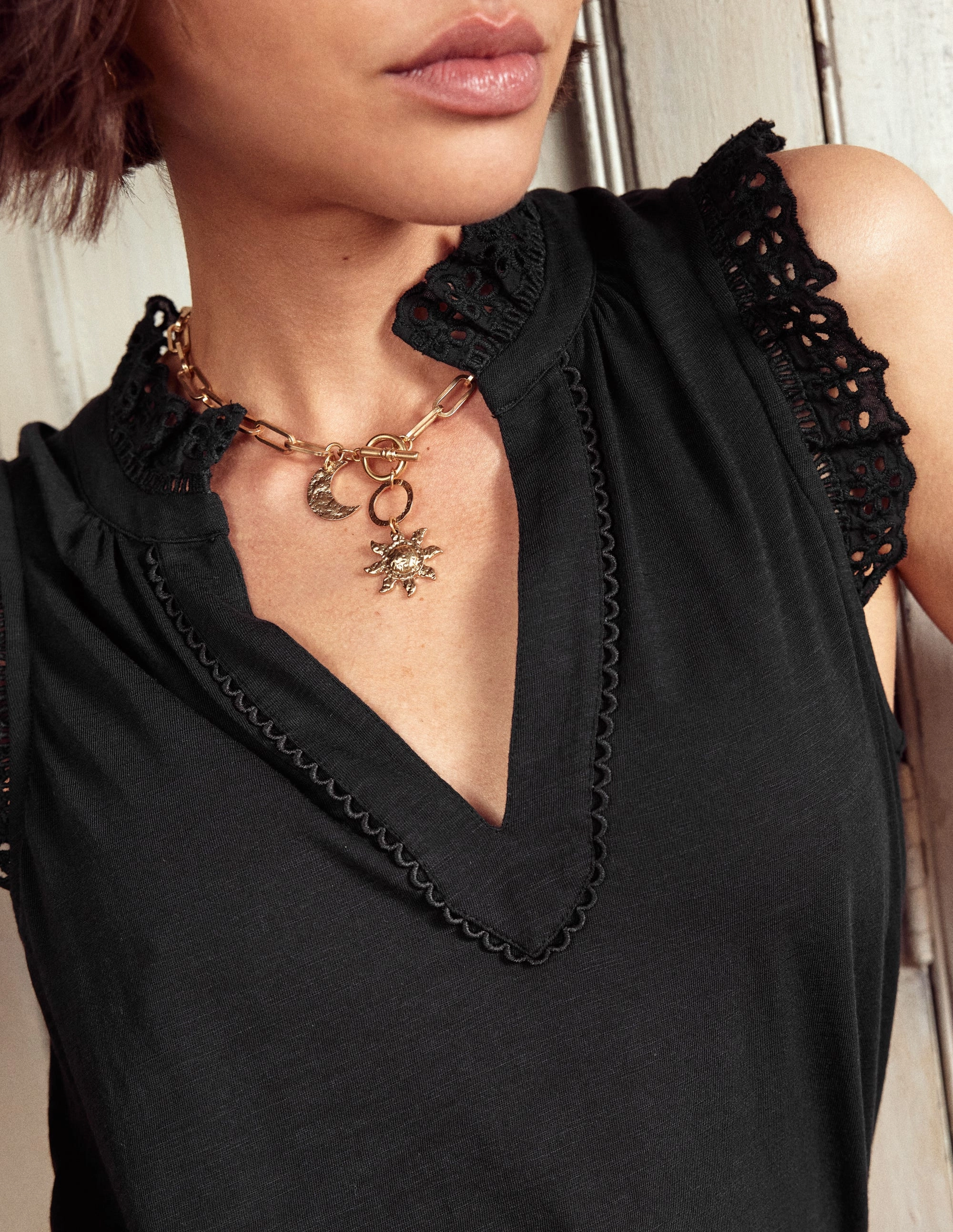 Ergonomic Cut Anti Microbial Lining Aria Broderie Trim Vest-Black