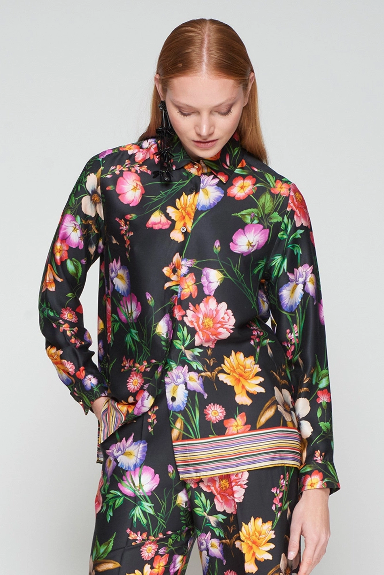 CroppedLength Tea Shirt in Black Floral Estampado