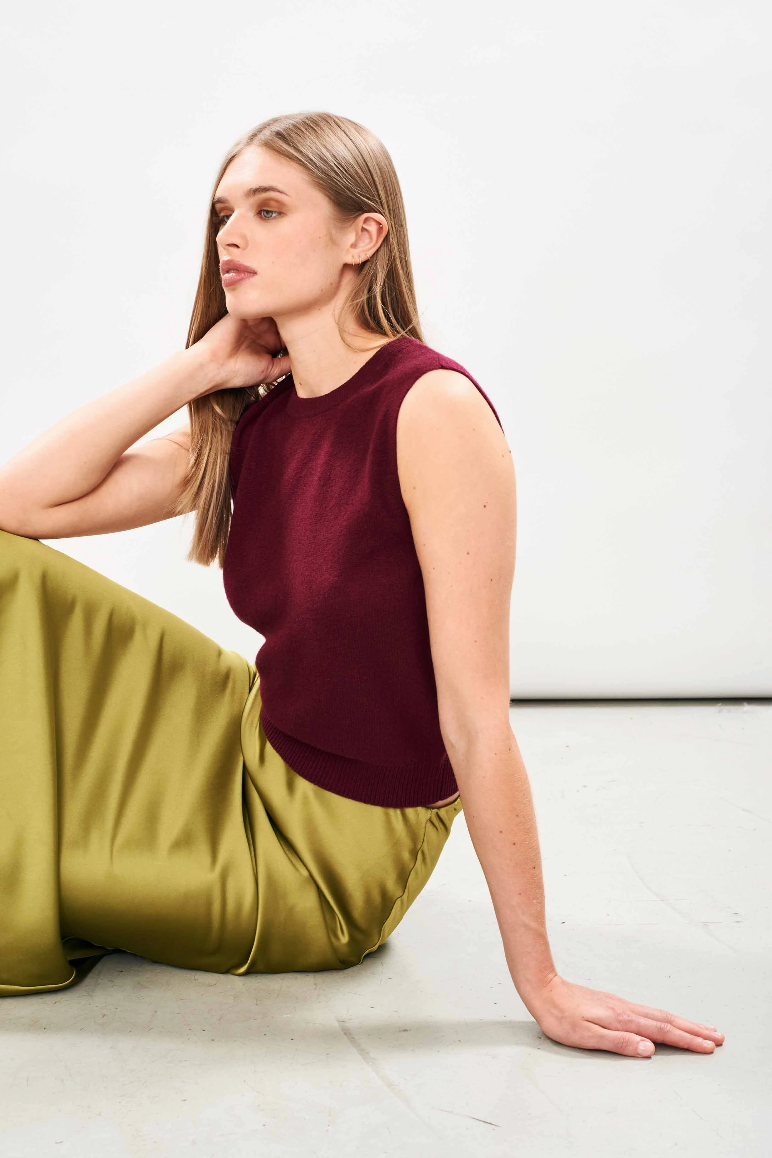 Cashmere Perfect Tank in Burgundy LayeredCollar